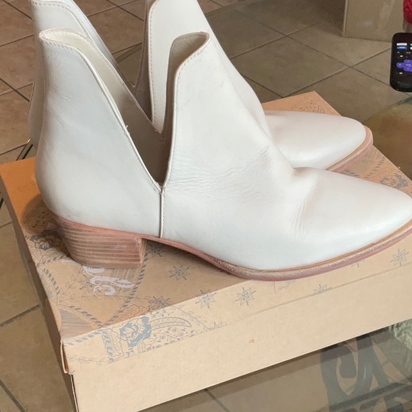 Free People Ecru Leather Charm Double V Ankle Boot Size 39.5 (9), NIB - Picture 7 of 16